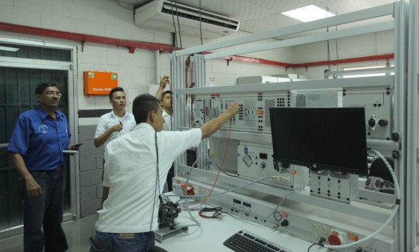 Industria demanda egresados en Autotrónica y Mecatrónica