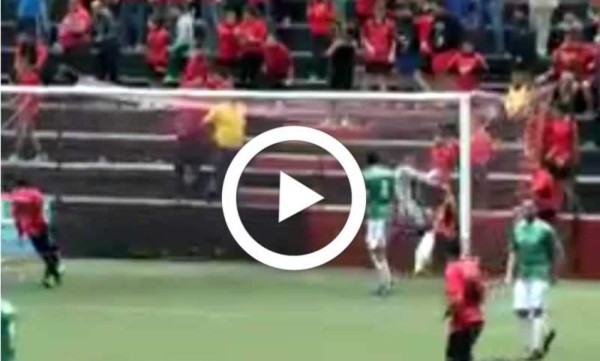 Portero agrede a un niño y aficionado le da una patada en la cara