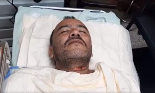 El docente habló desde una camilla.