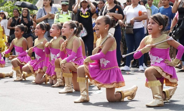 Escolares hondureños rinden homenaje a la patria