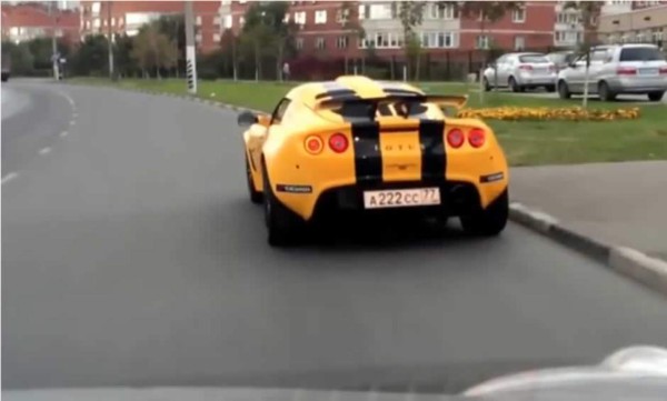 'Joven' que conduce auto deja bocabierta a todo el que la ve