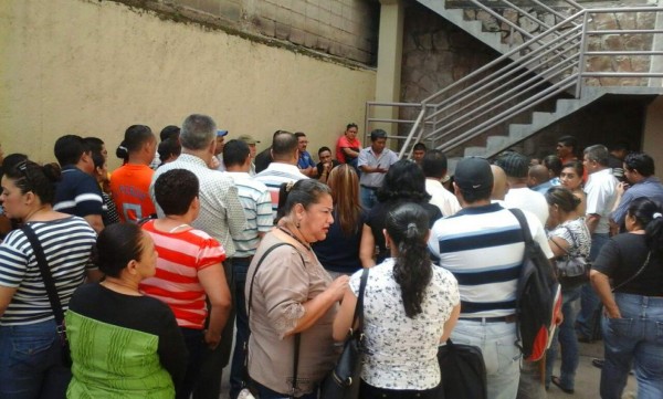 Exempleados de la DEI protestan por despidos en Tegucigalpa