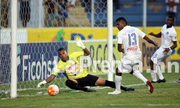VIDEO: El tremendo blooper de Carlo Costly y la reacción de su esposa