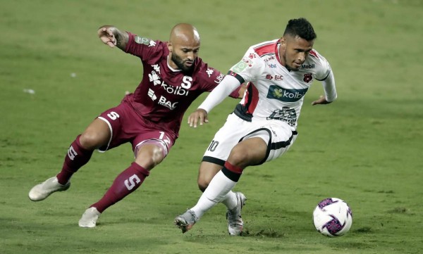 Alex López no pudo ayudar a la causa del Alajuelense que perdió otro título.