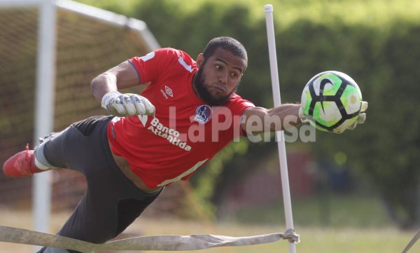 ¡Motagua lo dejó en el hotel! Revelan cómo Edrick Menjívar fichó por Olimpia