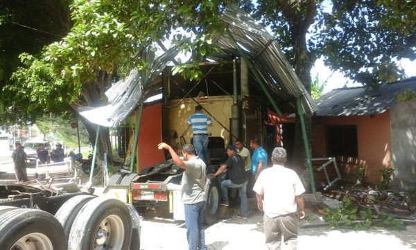 Cabezal pierde el control y se mete a un negocio en Tegucigalpa