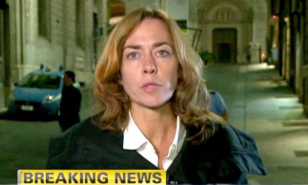 Periodista transmitía en vivo cuando una casa se derrumbó a sus espaldas