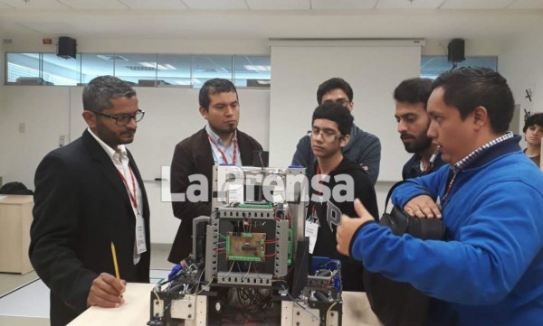Robot hondureño gana cuarto lugar en competencia de ingeniería robótica en Perú