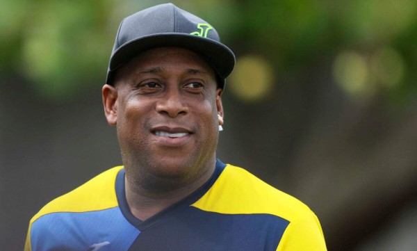 Hernán Medford analiza dejar al Real España para volver a Costa Rica