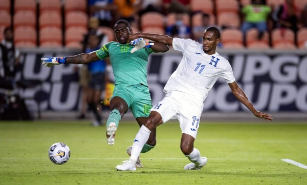 Jerry Bengtson le robó el balón al portero Reice Charles-Cook de Granada para marcar el primer gol de Honduras.