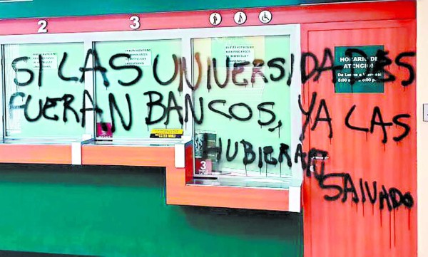 Huelguistas manchan y dañan la infraestructura de la Unah