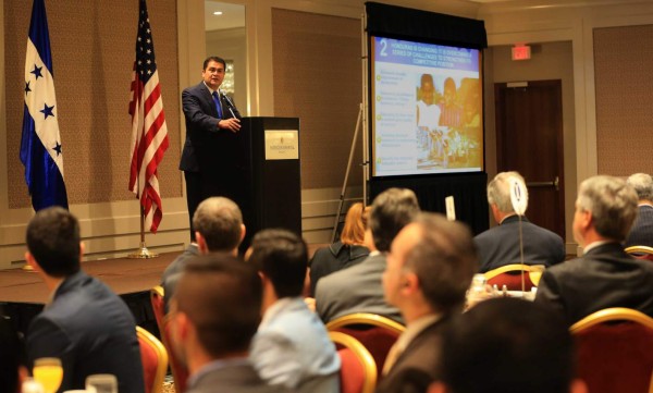 Presidente de Honduras promueve el país ante inversionistas de Dallas