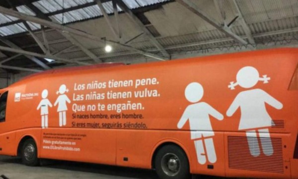Prohíben circular a autobús con publicidad transfóbica