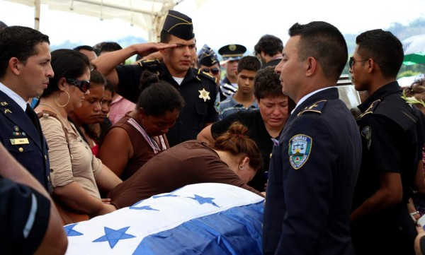Dan último adiós a oficial hondureño ultimado