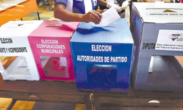 El Consejo Nacional Electoral entrega 111.440 credenciales a partidos políticos