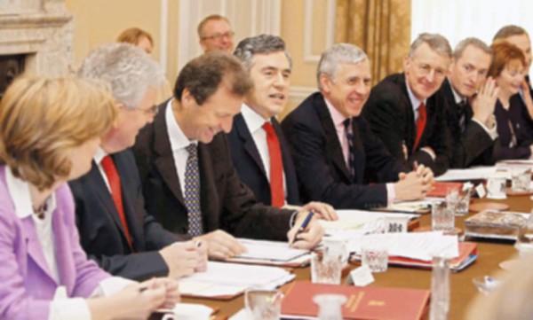 Gordon Brown forma gabinete con nuevas caras políticas