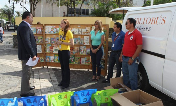 Universidad Pedagógica impulsa la lectura por medio del 'bibliobús”