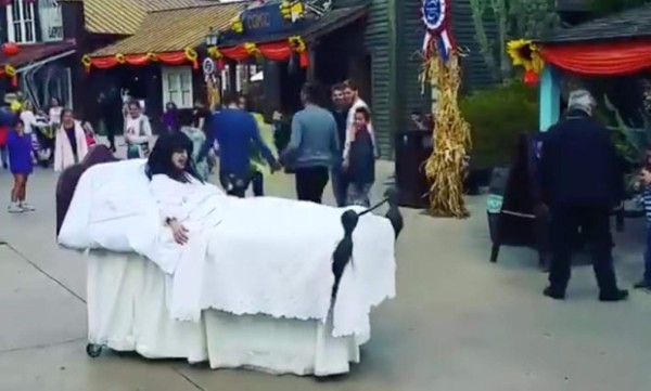 La 'espeluznante' broma de la niña del exorcista bailando la macarena