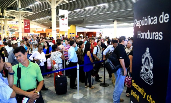 Sufrida espera de pasajeros por nuevo control migratorio en aeropuertos de Honduras