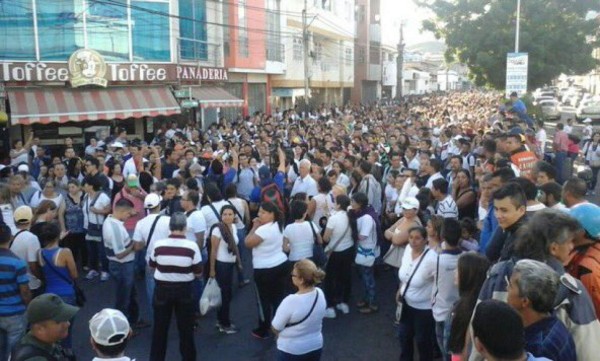 Miles de venezolanos cruzan frontera con Colombia en busca de alimentos  