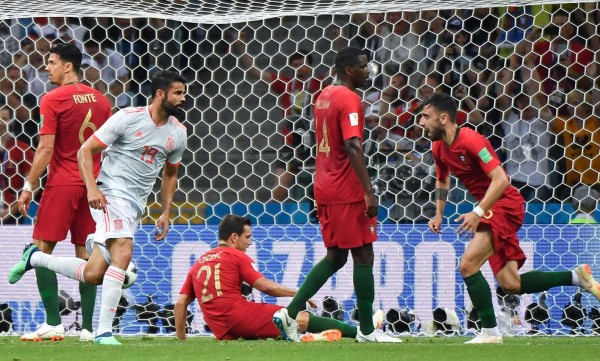 Gol de España anotado por Diego Costa ante Portugal no debió de haber contado