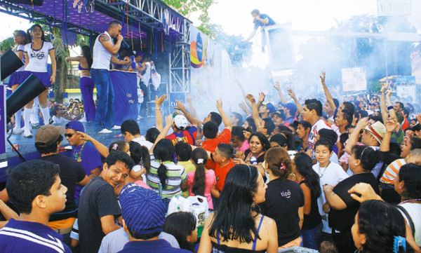 Miles disfrutaron el desfile de la Feria Juniana