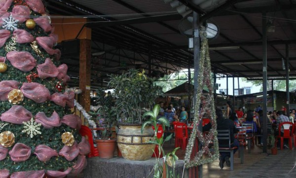 Música y suculentos platillos tendrá la plaza típica durante esta Navidad