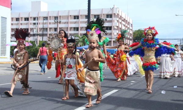 Colorido y talento engalanan la tradicional fiesta de independencia en San Pedro Sula