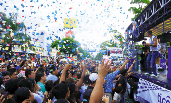 Miles disfrutaron el desfile de la Feria Juniana