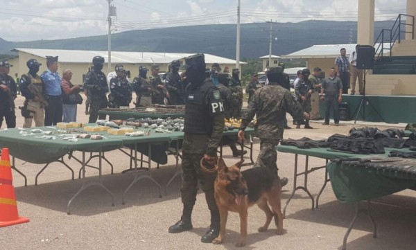 Presentan arsenal encontrado en cárcel de Támara