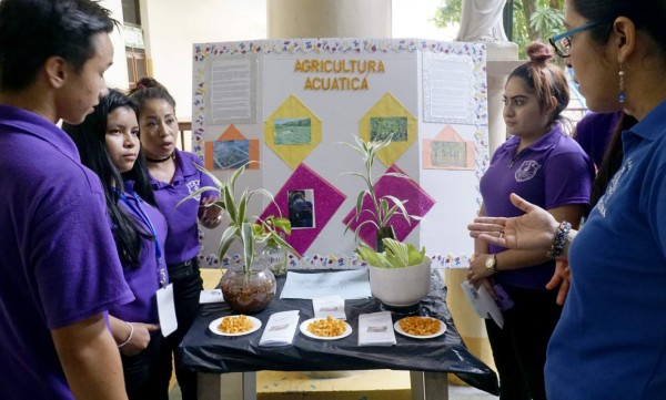 Estudiantes del María Auxiliadora muestran ingenio en feria científica