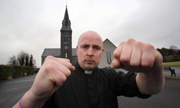 Sacerdote se convierte en boxeador por una noche