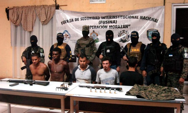 Decomisan armas y drogas en allanamientos en Atlántida