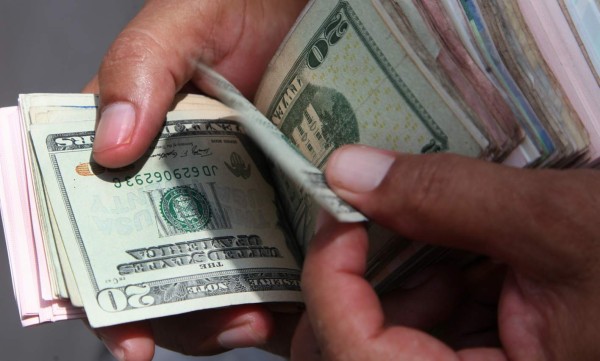 El lempira se encarece frente al dólar