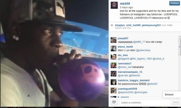 Así anima Balotelli al Liverpool