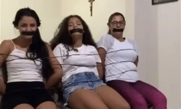 Video: Futbolista desata polémica tras amarrar a mujeres para promover el ‘Quédate en Casa’