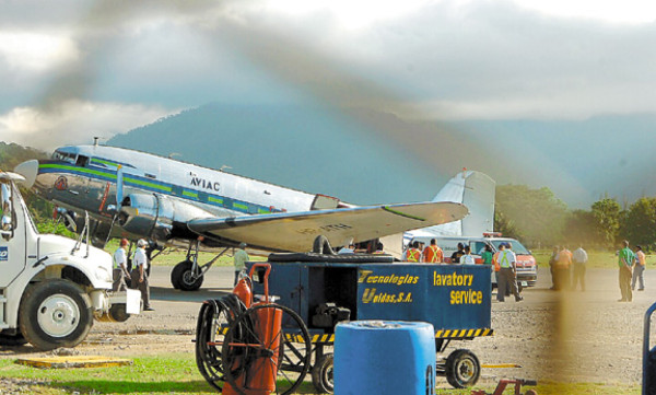 Piloto se salva al chocar su avioneta contra un hangar
