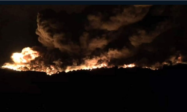 Enorme incendio en vertedero de llantas en España