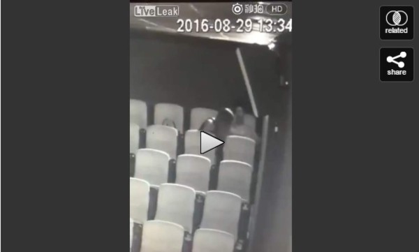 Captan a pareja teniendo relaciones en pleno cine