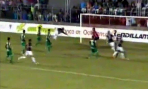 VIDEO: Pastor Martínez casi marca golazo al estilo escorpión