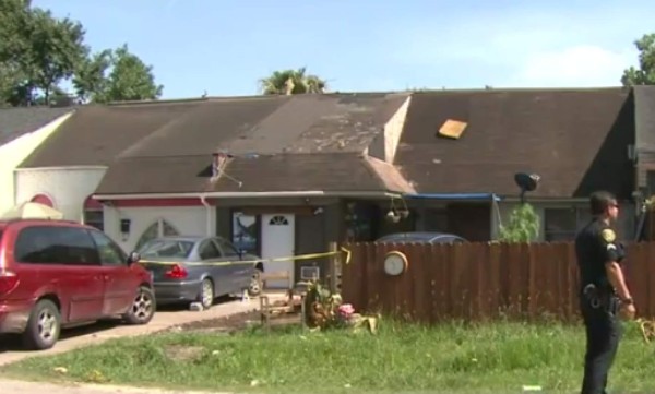 Muere niño en Houston al quedar encerrado en un auto