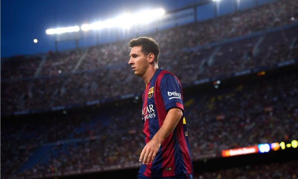 Messi presente en el Camp Nou con muletas