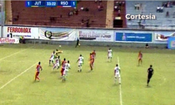 VIDEO: El tremendo blooper del portero José Mendoza que le costó dos puntos al Juticalpa