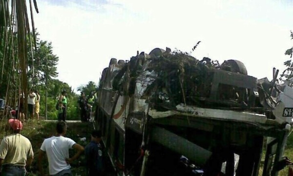 Chocan camión y bus en Yoro: un muerto y 30 heridos