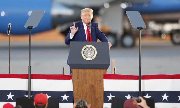 Trump critica a la viuda de Steve Jobs, Laurene Powell