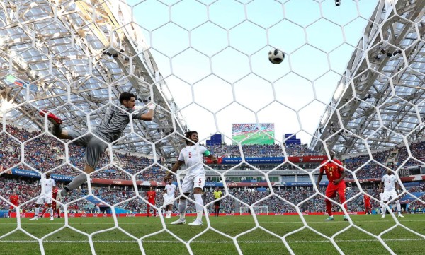 Sochi (Russian Federation), 18/06/2018.- Goalkeeper Jaime Penedo of Panama is beaten as Belgium go 1-0 up during the FIFA World Cup 2018 group G preliminary round soccer match between Belgium and Panama in Sochi, Russia, 18 June 2018. (RESTRICTIONS APPLY: Editorial Use Only, not used in association with any commercial entity - Images must not be used in any form of alert service or push service of any kind including via mobile alert services, downloads to mobile devices or MMS messaging - Images must appear as still images and must not emulate match action video footage - No alteration is made to, and no text or image is superimposed over, any published image which: (a) intentionally obscures or removes a sponsor identification image; or (b) adds or overlays the commercial identification of any third party which is not officially associated with the FIFA World Cup) (Mundial de Fútbol, Bélgica, Rusia) EFE/EPA/FRIEDEMANN VOGEL EDITORIAL USE ONLY