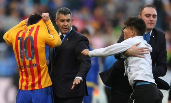 Video: Messi le obsequió su camiseta a un aficionado del Málaga