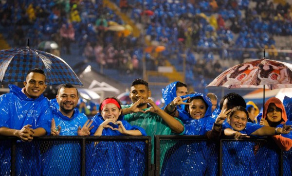 Romeo Santos flechó a las sampedranas