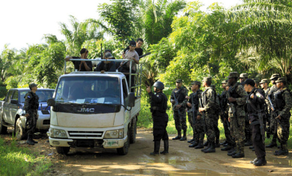 Honduras: FF AA buscan armamento en el Aguán