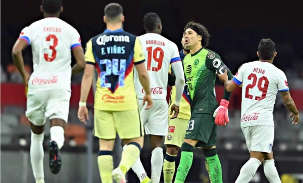 Guillermo 'Memo' Ochoa criticó fuerte el juego del Olimpia y el arbitraje del tico Henry Bejarano.
